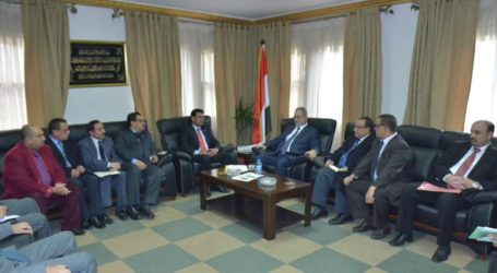 وزير الخارجية يزور سفارة بلادنا في القاهرة