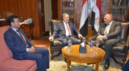 وزير الخارجية يلتقي نظيره المصري في القاهرة