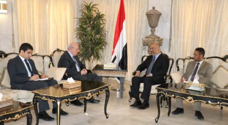 وزير الخارجية يبحث مع السفير المصري العلاقات الثنائية بين البلدين