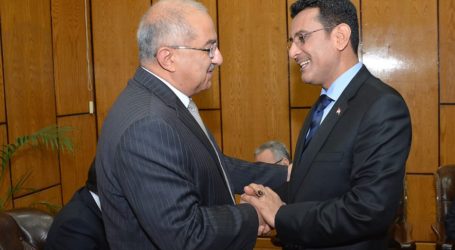 السفير اليمنى بالقاهرة يطمئن على الحالة الصحية للمصابين خلال تلقيهم العلاج فى مستشفيات جامعة أسيوط