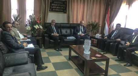 السفير الدكتور محمد مارم يلتقي بمسئولي الملحقية الثقافية ومدير اليمنية