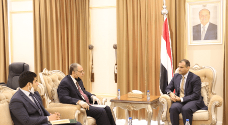 وزير الخارجية يبحث مع السفير المصري علاقات التعاون بين البلدين الشقيقين