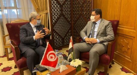 بن مبارك يبحث مع نظيره التونسي سبل تفعيل اللجان العليا المشتركة بين البلدين