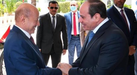 رئيس مجلس القيادة الرئاسي يهنئ الرئيس المصري بذكرى ثورة يوليو