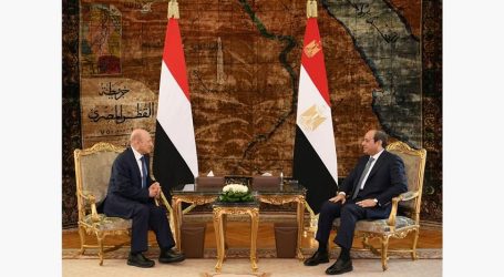 رئيس مجلس القيادة الرئاسي يبحث والرئيس المصري العلاقات الثنائية بين البلدين ومستجدات اليمن والمنطقة